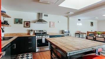 Cafetera y tetera, refrigerador, microondas y horno