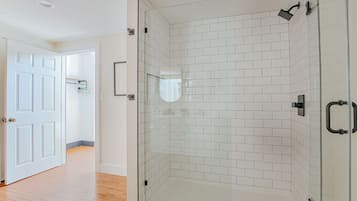 Combined shower/tub, towels, soap, shampoo