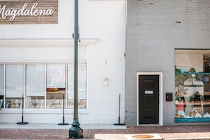 Une devanture de magasin avec une enseigne indiquant « Magdalena » et des vitrines portant les inscriptions « Boulangerie », « Café », « Déjeuner » et « Petit-déjeuner ».