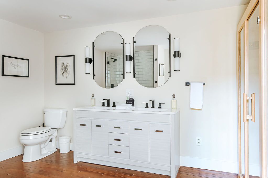 Combined shower/tub, towels, soap, shampoo