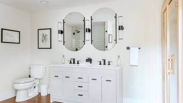 Combined shower/tub, towels, soap, shampoo