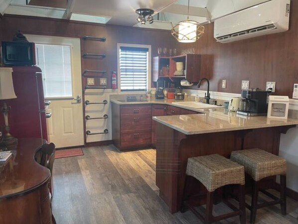 Jääkaappi, mikroaaltouuni, liesi