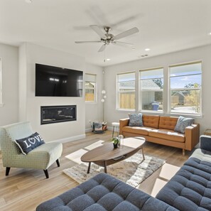 Una Smart TV, una chimenea, un reproductor estéreo