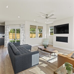 Una Smart TV, una chimenea, un reproductor estéreo