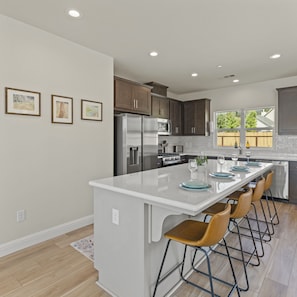 Fridge, microwave, oven, stovetop - Newly Built Murphy's Modern Retreat (Murphys)
