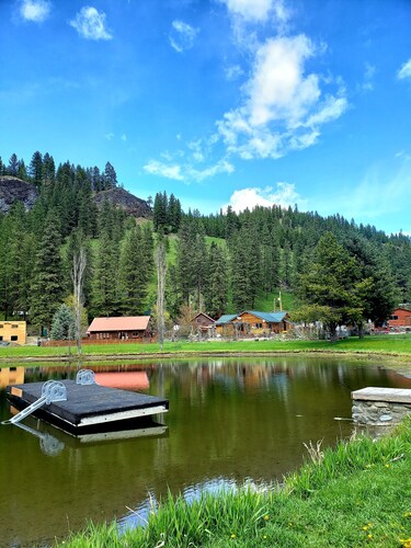 Spacious House w/Nature View, Hot Tub, Gameroom