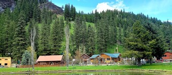 Spacious House w/Nature View, Hot Tub, Gameroom