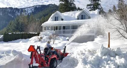 Spacious House w/Nature View, Hot Tub, Gameroom