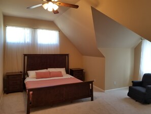 3 makuuhuonetta, silitysrauta/-lauta, ilmainen Wi-Fi, vuodevaatteet