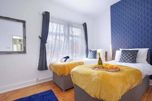 City Centre House • Sleeps 7 • Free Parking • Fast Wifi • Sky TV • Netflix • Self-Check-In • Yoko Property