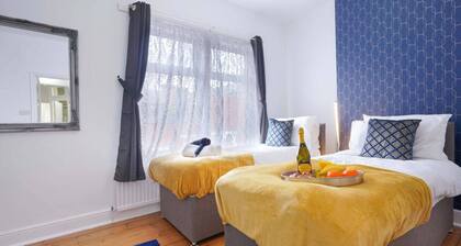 City Centre House • Sleeps 7 • Free Parking • Fast Wifi • Sky TV • Netflix • Self-Check-In • Yoko Property