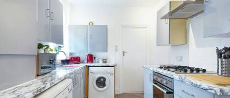 Een koelkast, een microgolfoven, een oven, een kookplaat