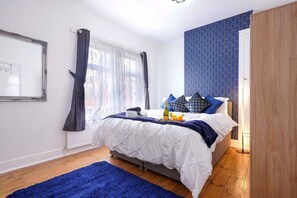 3 bedrooms, desk, iron/ironing board, travel cot - 3 Bedroom House in City Centre  - Sleeps up to 7 - Free Parking, Wifi & Smart TV (Northampton)