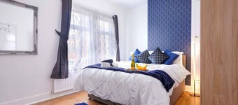 3 Bedroom House in City Centre  - Sleeps up to 7 - Free Parking, Wifi & Smart TV