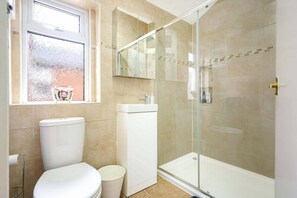 Hair dryer - 3 Bedroom House in City Centre  - Sleeps up to 7 - Free Parking, Wifi & Smart TV (Northampton)