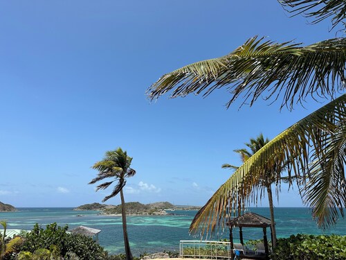  WHITE PEARL, A seafront Caribbean Jewel in front of Pinel Island
