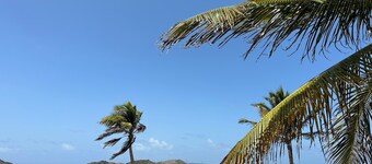  WHITE PEARL, A seafront Caribbean Jewel in front of Pinel Island