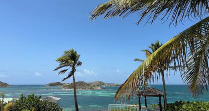 WHITE PEARL, A seafront Caribbean Jewel in front of Pinel Island