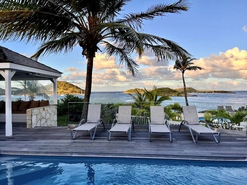  WHITE PEARL, A seafront Caribbean Jewel in front of Pinel Island