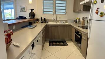 Een koelkast, een magnetron, een oven, een vaatwasser