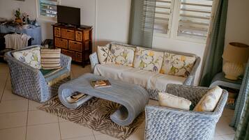 Een smart-tv en boeken