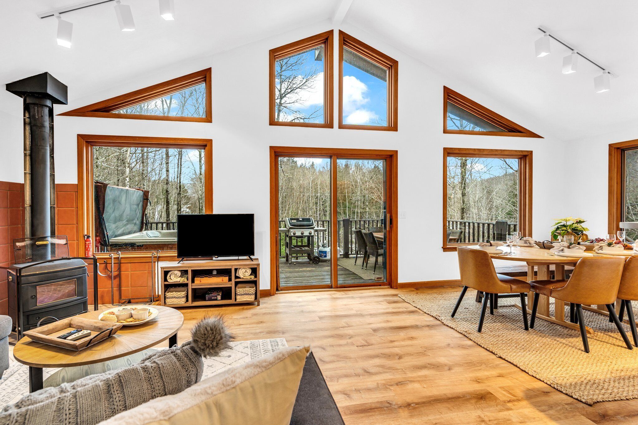 Newly Updated Chalet- 5 min to Sunday River-Hottub