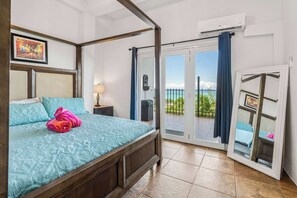 Un letto a baldacchino con vista sull'esterno.