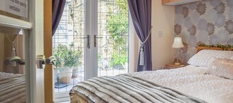 1 bedroom accommodation in Almondbury, near Huddersfield
