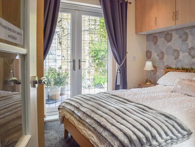 1 bedroom accommodation in Almondbury, near Huddersfield