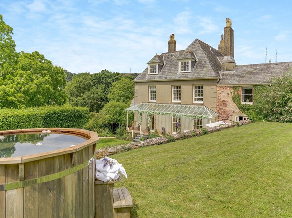 Tina de hidromasaje al aire libre