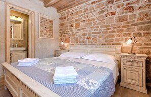 5 bedrooms, travel crib, free WiFi, bed sheets - Nice home in Vrboska with WiFi (Vrboska)