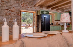 Fridge, oven, stovetop, dishwasher - Nice home in Vrboska with WiFi (Vrboska)