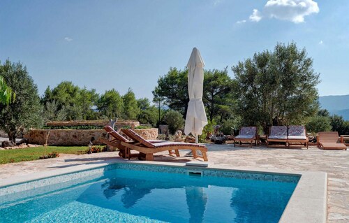 Nice home in Vrboska with WiFi