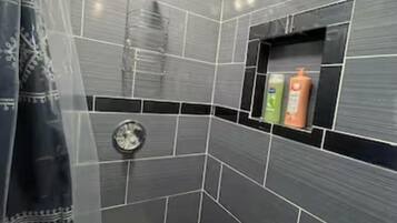 Dusche, Haartrockner, Handtücher, Seife