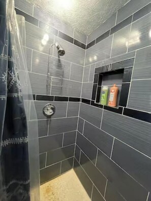 Douche, sĂšche-cheveux, serviettes fournies, savon