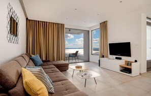 Smart-tv, een open haard, een dvd-speler en een tafeltennistafel