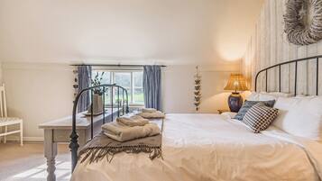 4 bedrooms, free WiFi, bed sheets