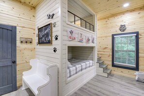 8 habitaciones, tabla de planchar con plancha, wifi y ropa de cama 