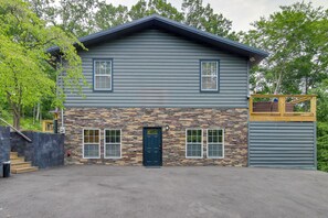 Exterior - Hot Tub + Game Room: Seiverville Group Getaway (Sevierville)