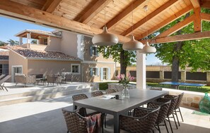 تناول الطعام بالخارج