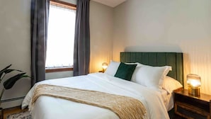 2 bedrooms, desk, iron/ironing board, WiFi (free)