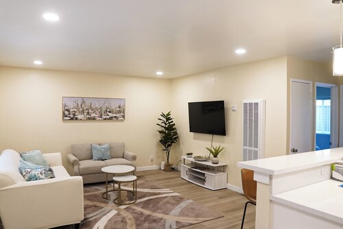 Newly renovated 2B/1b in Downtown 