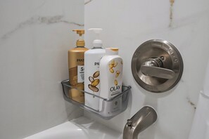 Haartrockner, Handtücher, Seife, Shampoo