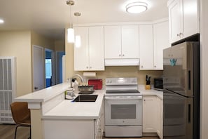 Geladeira, micro-ondas, fogão, cooktop