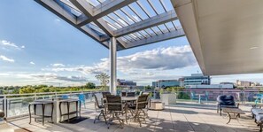 Outdoor dining - Chic City Retreat DT Indy w/ free parking (Indianapolis)