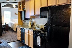 Private kitchen - Chic City Retreat DT Indy w/ free parking (Indianapolis)