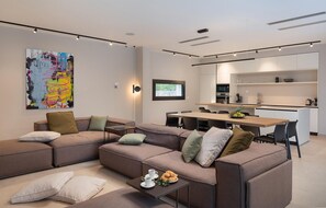 Smart TV, ping pong - Luxurious home in Pakostane (Pakostane)