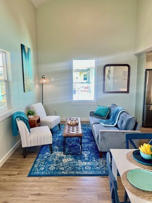 TV connectée, cheminée, livres