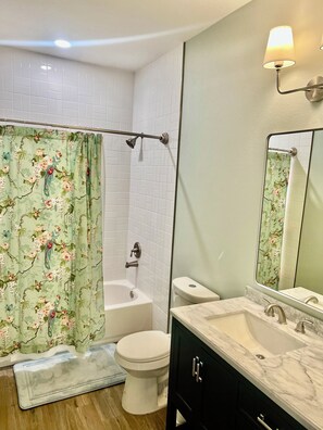Douche, sĂšche-cheveux, serviettes fournies, savon
