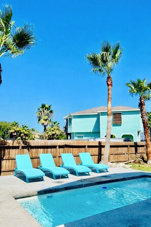 Alberca al aire libre y alberca climatizada